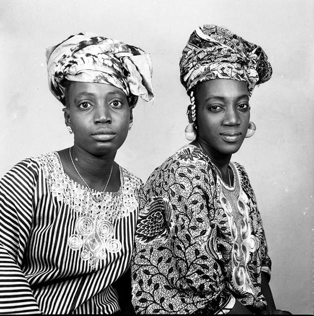 Malick Sidibé, Deux femmes dans le studio en africaine, 1978. Artwork: © Malick Sidibé Estate